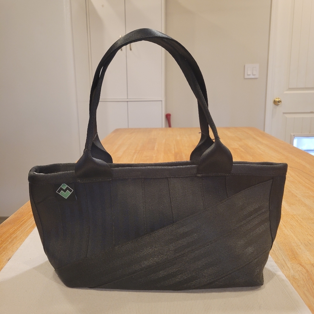 🚘EUC~MAGGIE BAGS SEATBELT BAG